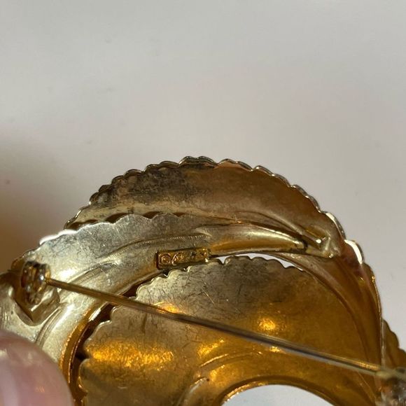 Vintage Coro Feather brooch & clip on earrings Demi parure gold and silver tone - Picture 9 of 15